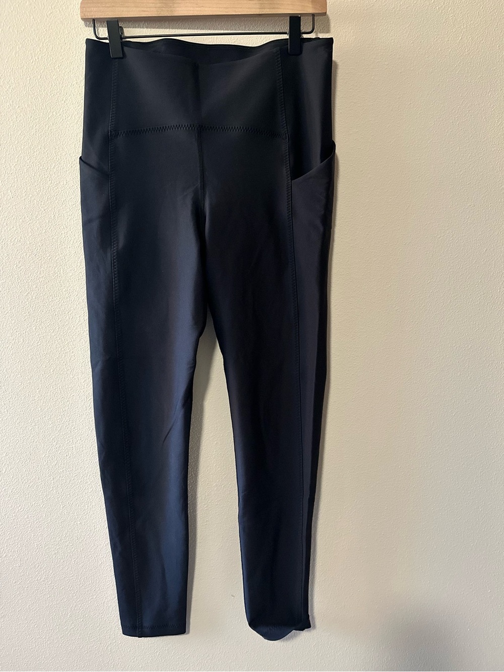 Aritzia TnAction black leggings with side pockets size large